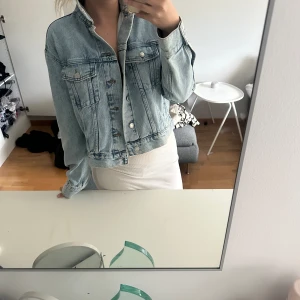 Jeansjacka kort - Lite kortare jeansjacka i ljus denim. Använder aldrig och säljer av den anledningen.