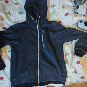 Sail racing Hoodie  - Din den fick stor fläck på magen så den blev omfärgad den var vit från början den är bra skick pris kan diskutera storlek 176