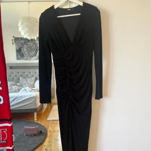 Långklänning från bikbok - Säljer en långklänning från bikbok, den är svart men typ glittrig i tyget. Endast använd en nyårsafton. Skicka om du vill ha bild hur den sitter på 🥰 skulle säga mer att det är en S/M då jag oftast har det men det står xs på lappen. 