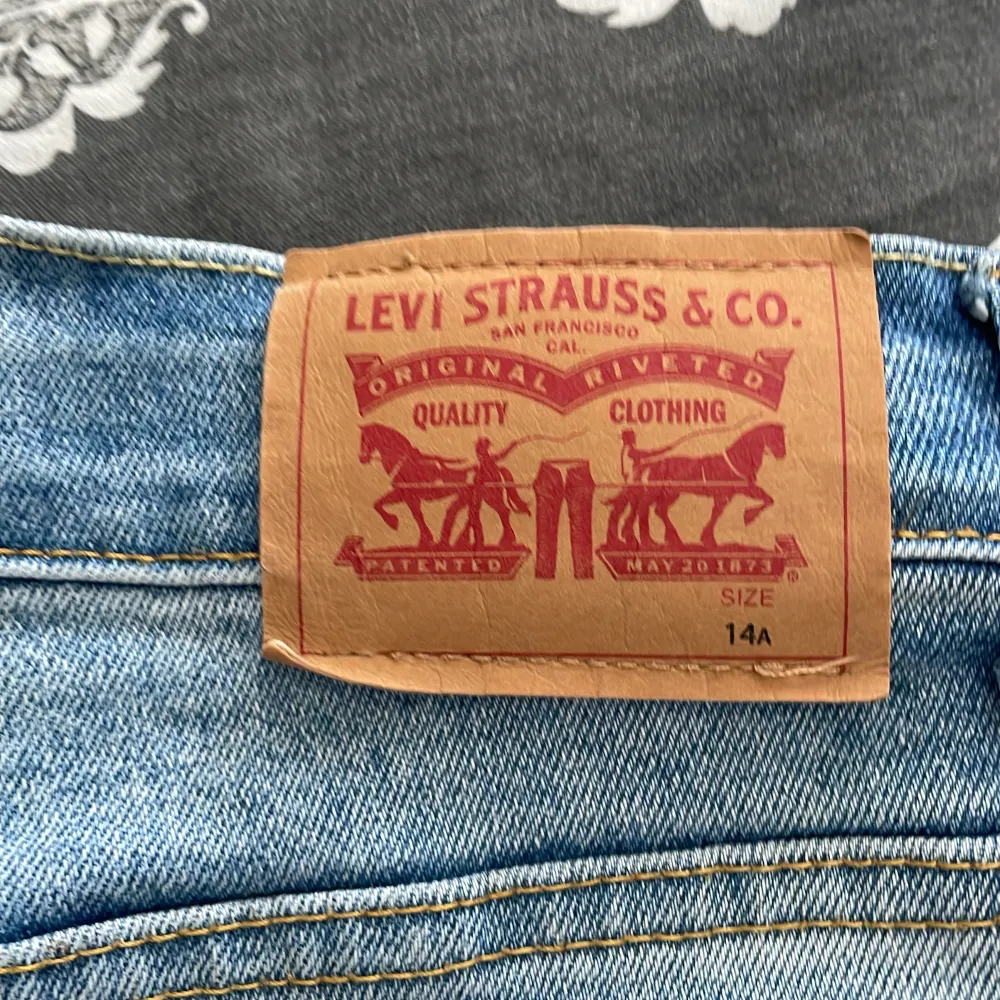 Ett par väldigt fina Levis byxor som är använda och har en liten defekt. Jeans & Byxor.