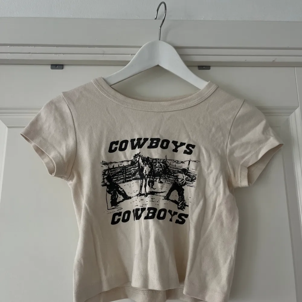 Cowboys t-shirt från Brandy Melville i one size! Skulle säga att den passar från xs-m i storleken ⭐️🥰. T-shirts.