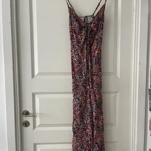 Blommig klänning HM - Söt blommig klänning från H&M som är använd endast en midsommar! I storlek xs, men passar säkert också s-m eftersom den går att knyta 🥰⭐️