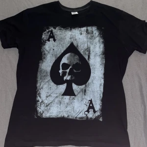 Dödskalle T-shirt - Cool Dödskalle T-shirt med snyggt tryck i hög kvalitet, Tröjan sitts riktigt skönt i relaxed fit. Tröjan är i topp kvalitet 