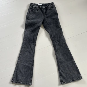 Gina Tricot low waist bootcut jeans - low waist bootcut jeans, använd några får gånger