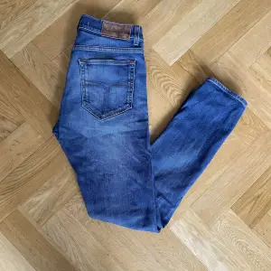 Tiger of Sweden jeans i väldigt bra skick skulle säga 8.5/10. Storlek w28 L30 och sitter Slim. Nypris 1600 mitt pris 399, pris kan diskuteras! Skriv för fler frågor!