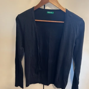 Svart kofta från benetton - Säljer denna svarta kofta från benetton i storlek s 