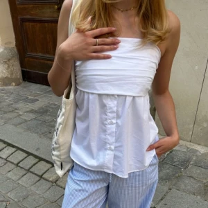 Zara topp - Säljer denna drömmiga topp från Zara i storlek S, köpt av en annan tjej på plick men den var för stor för mig, annars i jättefint skick 🤍