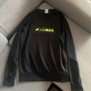 Hej! Säljer en Nike Air max tröja Sweatshirt i nyskick!!! 10/10 Storlek Medium passar även en stor Small. Pris 189kr Möts i Västerås, Fraktar över hela Sverige (PostNord) Hör av er för mer info /// MARES 