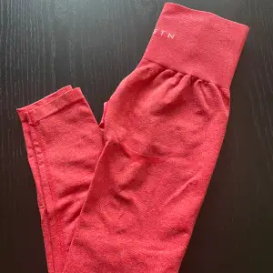 I princip helt oanvända. Säljer pga har för många tights. Rosa/röda i färgen. Otroligt bra passform och snygg färg till sommaren!🌸