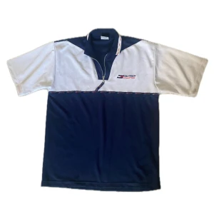 Tommy Hilfiger tröja  - Luftig och oversized! Står inte storlek men skulle gissa på L. Väldigt bra skick! 