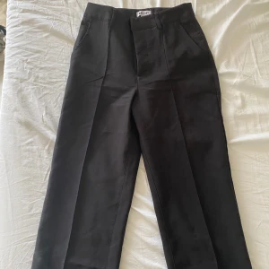 Madlady kostymbyxor - Säljer dessa stretchiga Madlady kostymbyxor ”Sally Black” i storlek W34 regular längd, för 250kr. Har använt dom ca.3-4 gånger, så dom är i nyskick. OBS, klicka ej på köp nu, skriv i PM istället!  Nypris:599kr. 