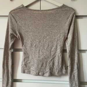 Super fin tröja från Missäy  - Tröja som andvänds 1 gång från Missäy. Köptes för 329kr och kom med egna prisförslag m. Jätte fin tröja med unik baksida och super skönt material. 