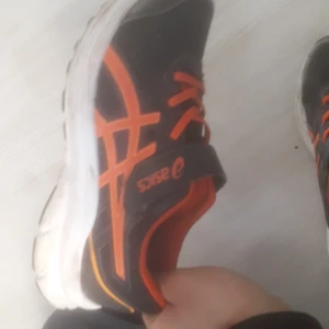 Jumpaskor - De är 2 par jumpaskoj storlek 34.5 