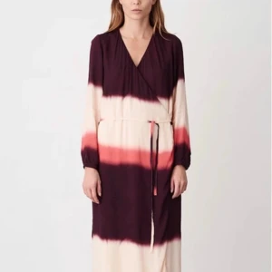 Klänning Lu Horizon från Rodebjer - Underbart fin klänning. Omlottknäppning med snörning i midjan. Innerklänning Aldrig andvänd. Nypris 2499kr