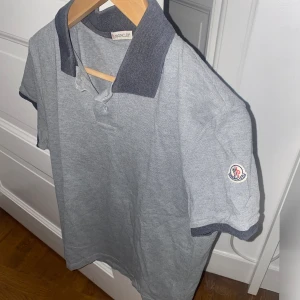 Moncler Piké - Nypris: Ca 3000 kr  Mycket bra skick! Storlek: M