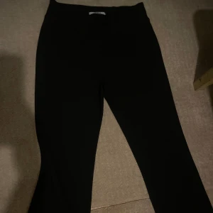 Byxor från Only - Jättefina vanliga svarta byxor från only. Nästan helt oanvända. Säljer för 200+ frakt. Storlek M/L. 