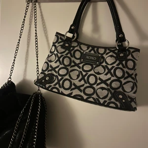 Väska  - Säljer denna XOXO väskan som jag aldrig använder längre. Är i jätte fint skikt och är jätte praktiskt💗