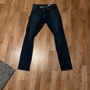 Dessa jeans är i toppen skick och är köpta på Zalando för ett halvår sedan. Jag säljer dem då de aldrig kommer till användning. Storlek: W30 L34 Skick: 9/10, har använts en gång Nypris: ca 1500kr Kontakta gärna för fler bilder eller mer info!