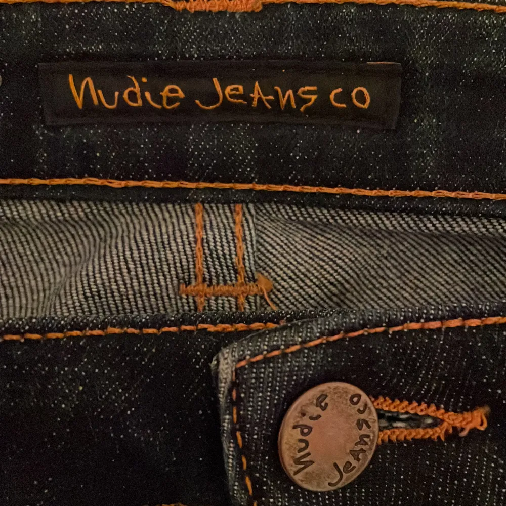 Trendiga Nudie jeans, slim fitt passform och riktigt skön färg skick 9/10 nypris 1600kr. Jeans & Byxor.