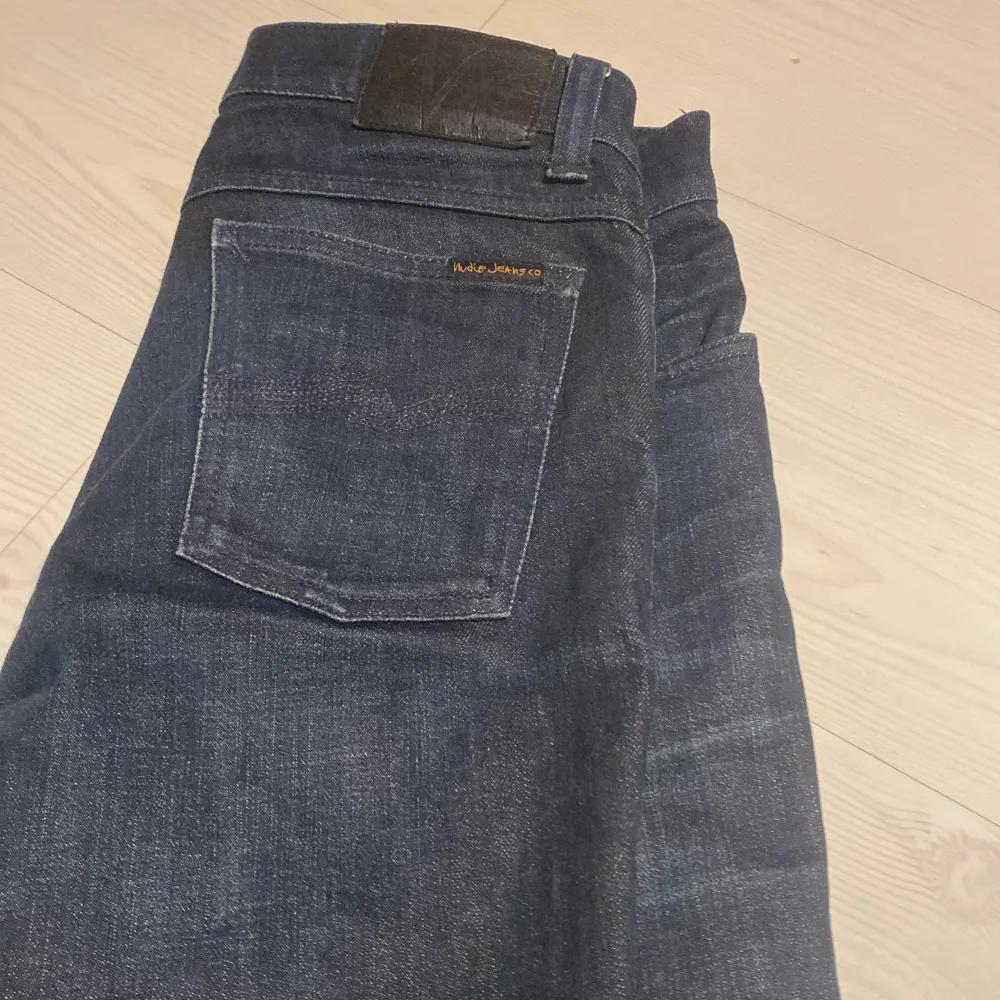 Säljer ett par shyssta nudie jeans i modellen grim tim, köpte på careOfcarl för ca 1600.  Bara höra av er ifall ni har fler frågor👌 . Jeans & Byxor.
