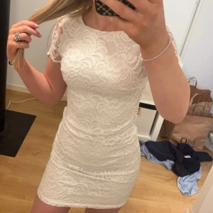 Vit klänning  - Säljer nu min helt oanvända vita spetsklännibg från Bubbleroom, med prislappen kvar. Den är i STL XS. Den är perfekt till studenten eller skolavslutningen 