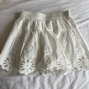 Kjol - Fin vit kjol från zara 🫶Har använt ett fåtal gånger. Storlek 152. Skov för bilder eller mått 💗💗
