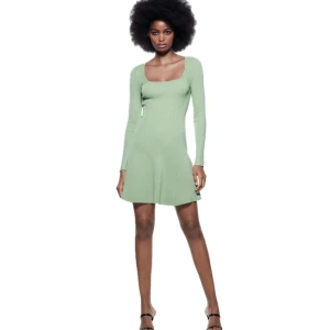 Stickad Ljus grön Sommarklänning från zara - Så fin klänning från Zara som inte säljs längre!💕Nyskick! Endast provad