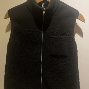 Mysig väst från pieces - Svart lurvig väst från pieces. Storlek S/M . Hel och ren 👍😀