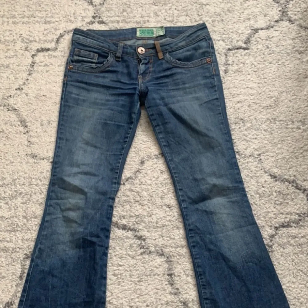 jätte fina bootcut bershka jeans!  (låg midjade)  inga skador alls😋. Jeans & Byxor.