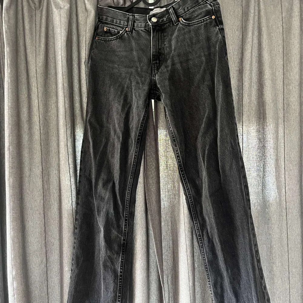 FYNDA!! Alla jeans passar från 160-170 cm 🤝🏻 Alla 3 för endast 399 kr ☀️😍. Farkut & Housut.