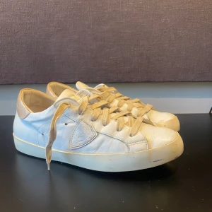 Philippe Model Skor  - Hej! Säljer nu mina skor storlek 40, från märket philipemodel ,  bra skick, tveka inte på att höra av dig om du har frågor eller funderingar kring skorna! 