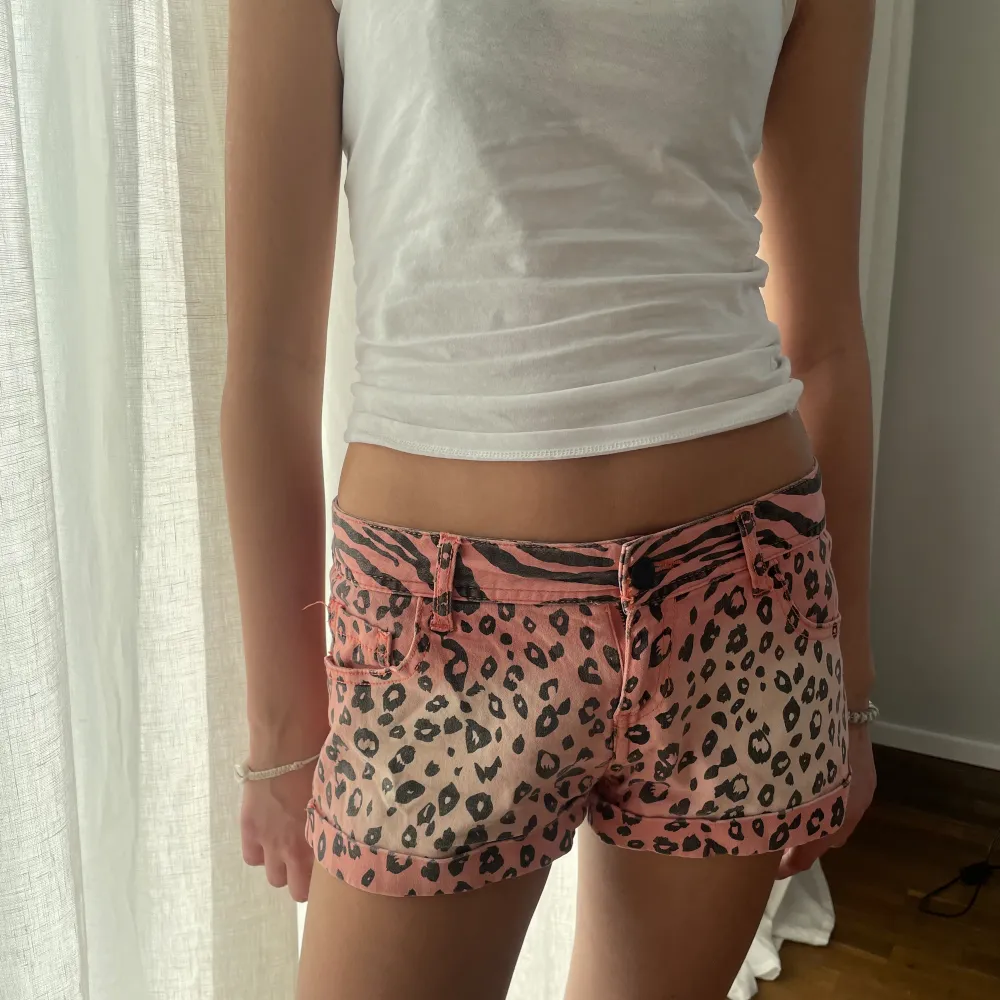 Leopard shorts Storlek: Xs/s Midjemått: 38 x 2cm Modell på bild: 169 cm. Shorts.
