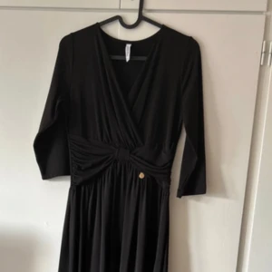 Långklänning  - Långklänning från Chiara Forthi Använd 1 gång. Längd från högsta punkten när den hänger på galgen är 155cm. 