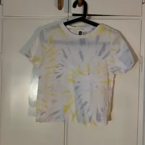 Kortare t-shirt med gult och blått tie-dye mönster, använd Max 2 ggr