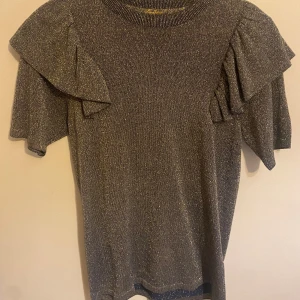 Fest tröja🫥 - En fin glittrig tröja till lite finare tillfällen. säljer för att jag nästan aldrig använt🤍tröja är i bra skick och inga synliga skador på🤍