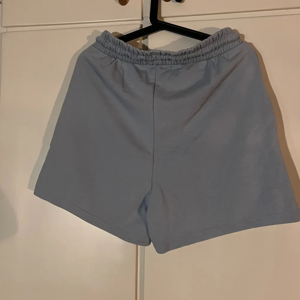 Ett par ljusblå mjukisshorts från only, använda ca 3 ggr. Shorts.