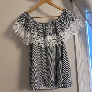 Sommrig topp ☀️  - Fin topp 💕 används fåtal gånger, i bra skick  Storlek: XS/ S 🌸 Säljer pga använder inte längre ✨  Skriv privat för mer info och bilder 🥰