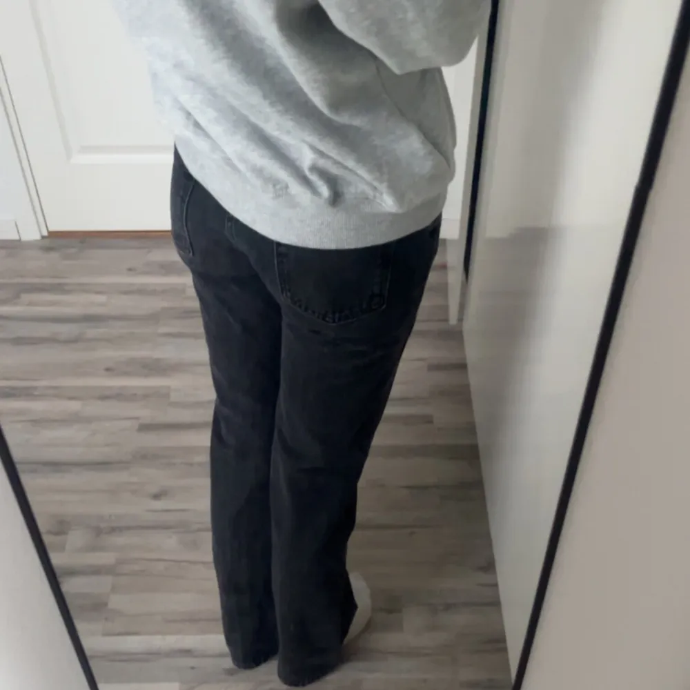 Säljer dessa mörkgråa jeans ifrån Zara, de används aldrig och därför säljer jag de super billigt så att någon annan får använding av dem💕Jeansen är mid waisted och bootcut💕(nypriset är 599kr). Jeans & Byxor.