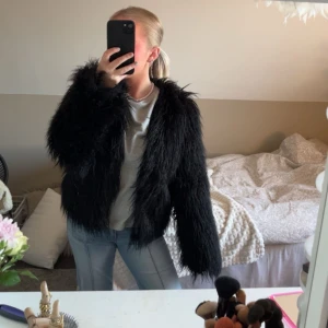 Fluffig jacka🖤 - Säljer denna skit coola pälsjackan!!🖤 Jackan är använd få gånger och har inga slitningar💘 skriv för fler bilder och info!!