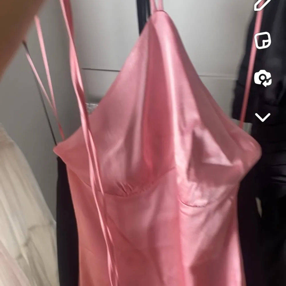 Jättefin rosa satin klänning från zara, st s men skulle funka till XS också, använd endast två gånger så jättebra skick . Klänningar.