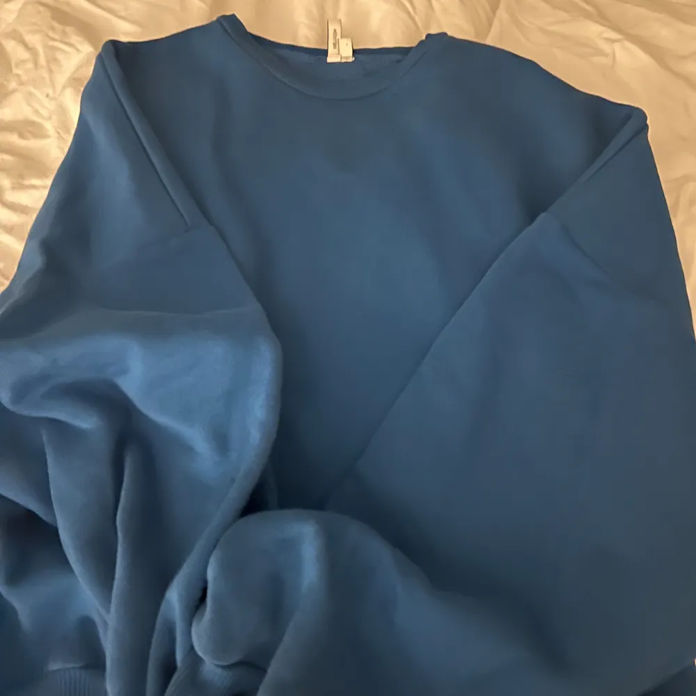 Super snygg blå sweatshirt utan defekter med oversized passform!💕. Hoodies.