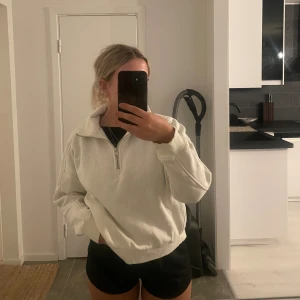 Vit pullover - Säljer en bra och fin pullover från lager157. Storleken är xs/s och skulle inte anse att den är lagom oversized på mig som normalt sett bär S😗
