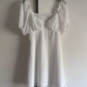 Superfin vit klänning som passar perfekt nu till tex student. Helt ny med lappen kvar
