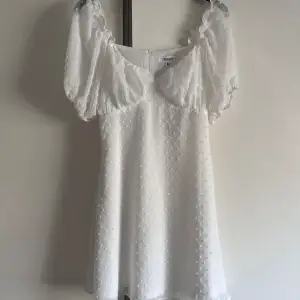 Superfin vit klänning som passar perfekt nu till tex student. Helt ny med lappen kvar