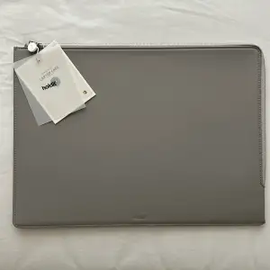 Helt nytt laptopfodral. Storlek 16”. Säljer då den var lite för stor för min laptop ☺️ Färg: Taupe https://holdit.com/p/laptop-case-16-taupe
