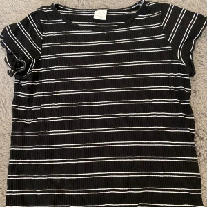 Svart vid randig tröja - En superfin svart vit tröja, den är väldigt stretchig så den passar lite större storlekar som en tajt magtröja. Säljer pga den är för liten. Kornakta privat för fler bilder eller mått❤️