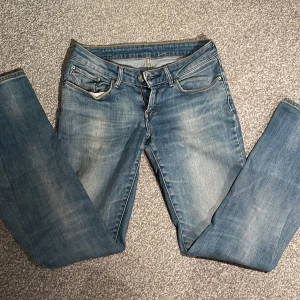 Lågmidjade jeans  - Snygga Levis lågmidjade jeans. Lämnade in till sömmerskan för att göra längre o sy om till bootcut, blev tyvärr för korta. Midjemått (tvärs över) : 35 cm (Är stretchiga i materialet o passar mig som brukar ha 38/39 cm tvärs över Innerbenslängd: 76 cm