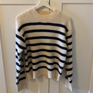 Stickad tröja  - Säljer en stickad tröja från H&M i stl XS. Använd fåtal gånger. 80kr