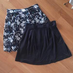 Två st kjolar i samma model en blommig och en helsvart 50 kr st. Mjukt material och bra skick men kommer inte till användning.