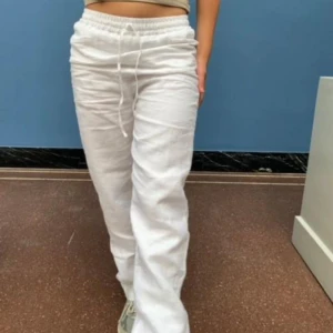 Vita linnebyxor! - Säljer dessa från design by si! Köpte förra året men de har inte kommit till användning. Nypris 575kr och dem är slutsålda på hemsidan. De är i storlek xs tall! Pris kan diskuteras vid en snabb affär🤍